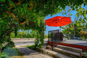 Gorgeous Riverfront Home with Skylight(CAN)